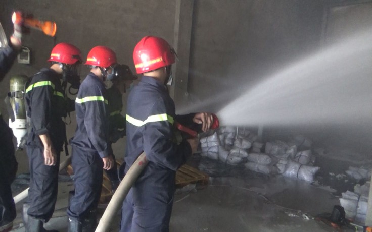 Cháy xưởng sản xuất gối ở Đà Nẵng, công nhân phá tường để cứu hàng hóa