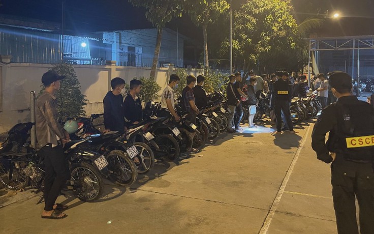 Cảnh sát vây bắt 43 “quái xế” đua xe giữa đêm khuya