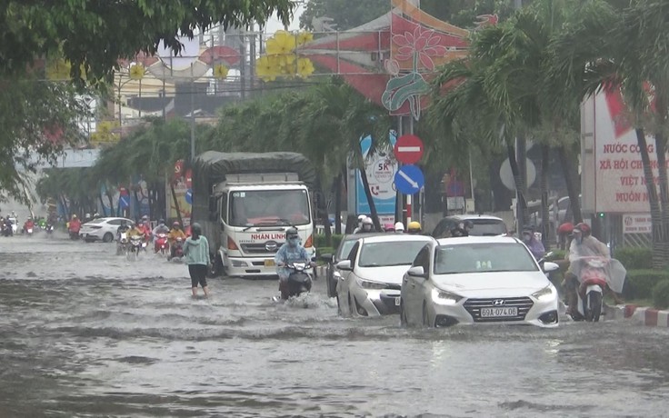 Đường phố nội ô Bạc Liêu mênh mông nước sau cơn mưa cực lớn