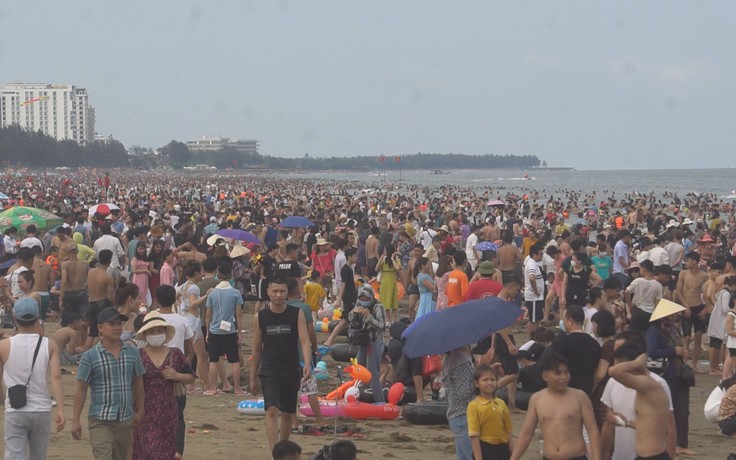 Đông nghịt du khách đổ về du lịch biển ở Thanh Hóa dịp nghỉ lễ
