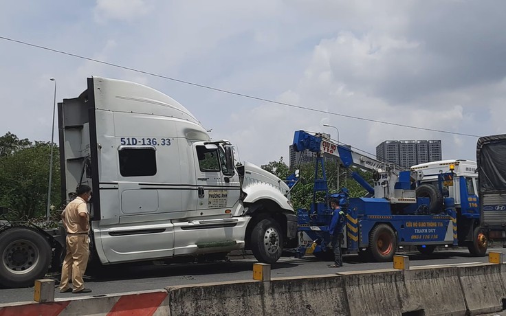 Xe container tông dải phân cách, Quốc lộ 1 ùn tắc nhiều km