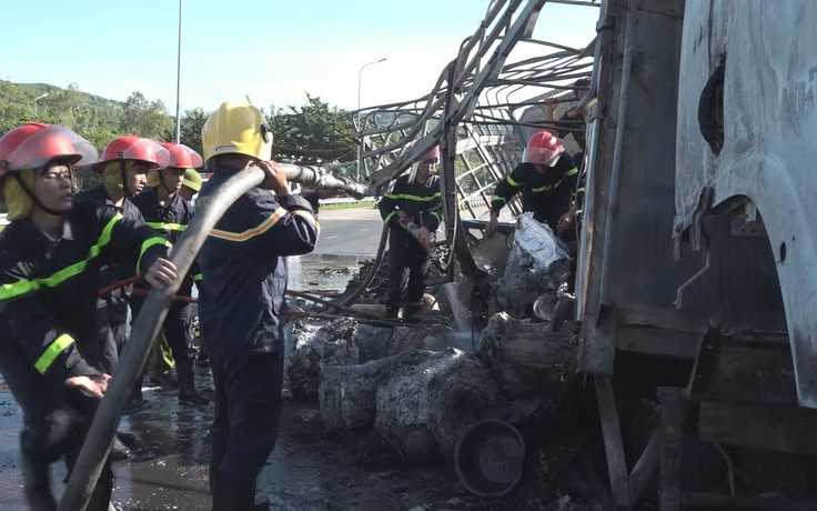 Cháy xe tải trên Quốc lộ 1, thiêu rụi hàng hóa tiền tỉ