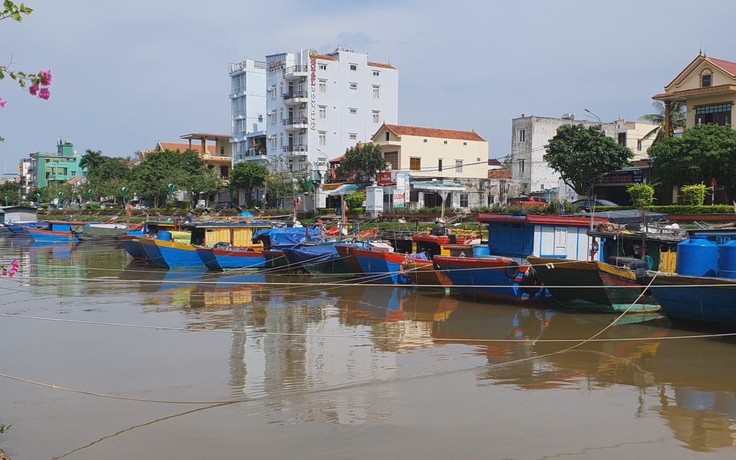 Dân Quảng Bình chằng chống nhà cửa, sẵn sàng ứng phó bão Noru