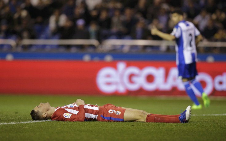 Thủ quân Atletico Madrid bị cắn vào tay khi cứu mạng Torres