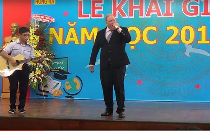 [VIDEO]: Xem thầy giáo Mỹ hát điêu luyện 'Chắc ai đó sẽ về' trong ngày khai giảng