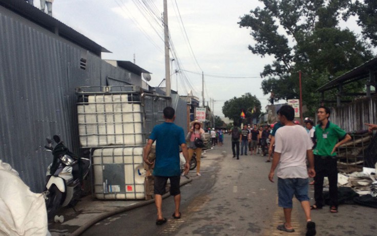 Cầm gạch đá đuổi đánh phóng viên đưa tin về vụ cháy