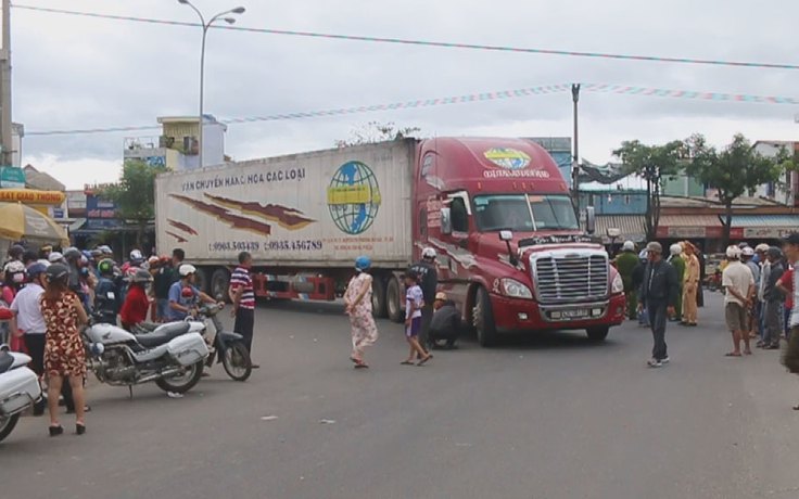 Đi học thêm về gần nhà, nữ sinh chết dưới gầm xe tải