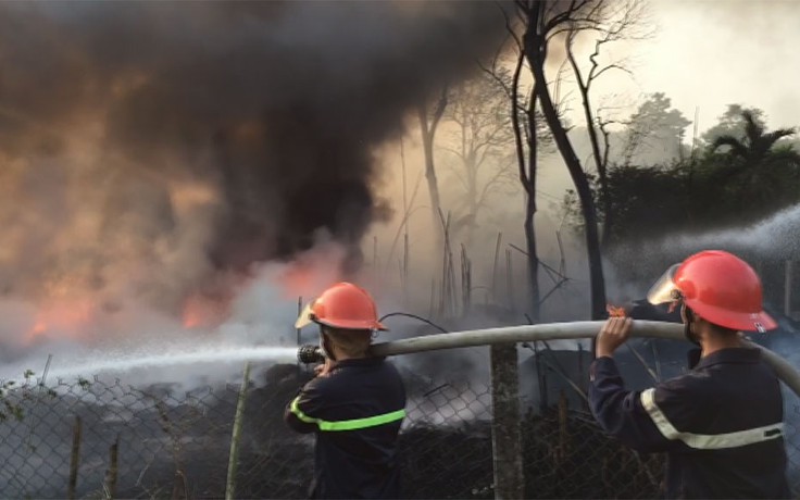 Bình Dương: Cả khu phố náo loạn vì đám cháy