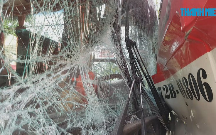 Xe khách mất thắng trên đèo Bảo Lộc, gần 80 người hoảng loạn