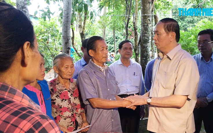 Chủ tịch nước Trần Đại Quang thăm người dân vùng lũ