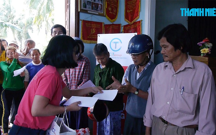 Trao quà cho bà con vùng lũ các tỉnh Nam Trung bộ