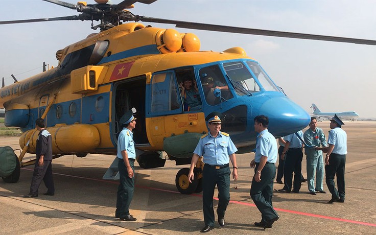 Trực thăng đưa ngư dân từ đảo Sinh Tồn vào đất liền cấp cứu
