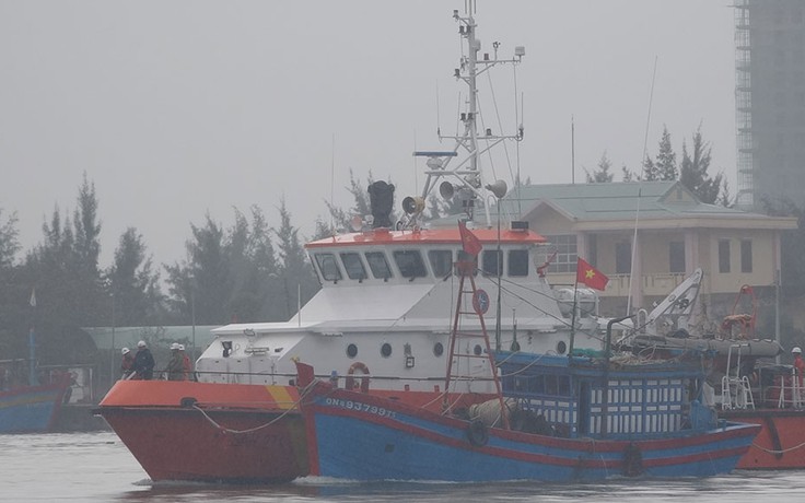 Cứu 4 ngư dân và tàu cá bị phá nước giữa thời tiết xấu