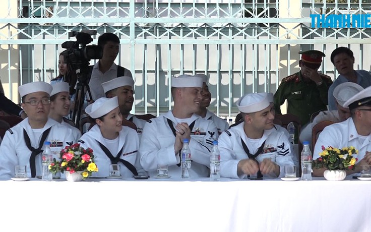 Hải quân Mỹ trầm trồ xem chiến sĩ PCCC Việt Nam diễn tập