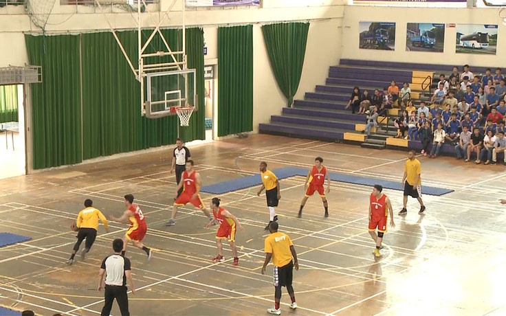 Thủy thủ Mỹ và đội bóng rổ Đại học Đà Nẵng giao đấu