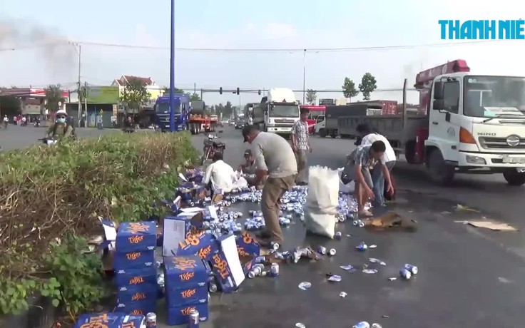 Người dân giúp tài xế thu gom hàng trăm thùng bia đổ ra đường
