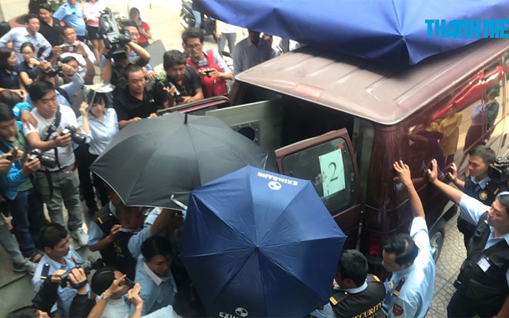 Nhân viên Eximbank TP.HCM phải "ra đường" vì ngân hàng bị khám xét