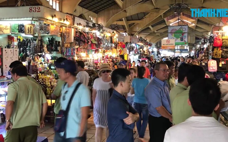 Kiểm tra hàng giả tại chợ Bến Thành