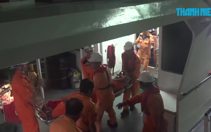 Xuyên đêm cứu nạn ngư dân bị tai biến tại Hoàng Sa