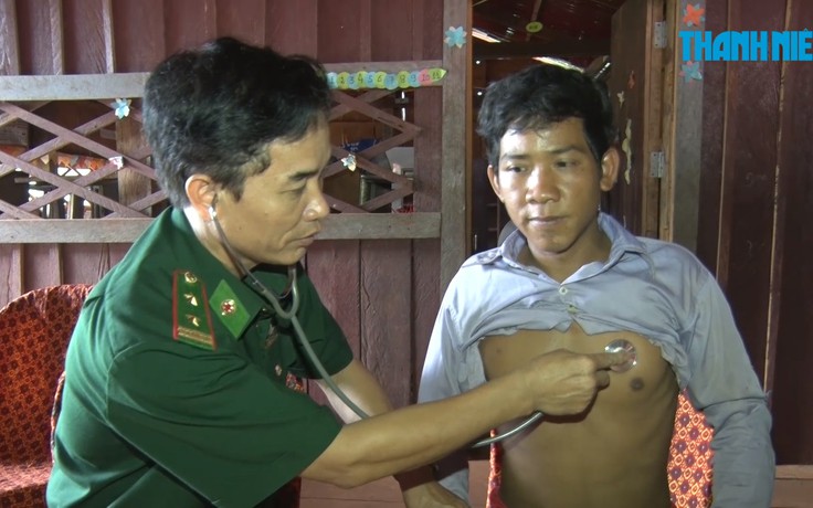 Lính quân hàm xanh đi chữa bệnh cho người dân Campuchia