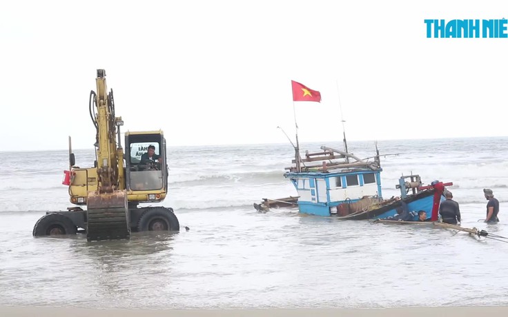 Nỗ lực cứu tàu cá bị đánh đứt dây neo dạt vào bờ biển Đà Nẵng