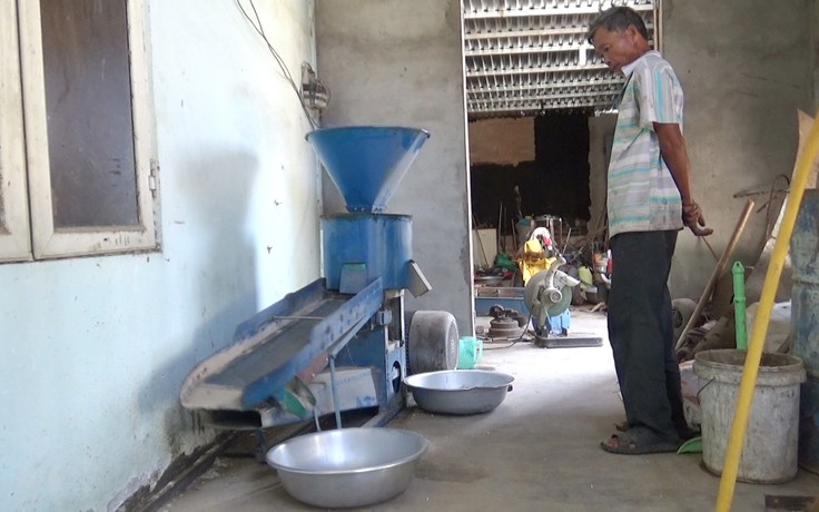 Lão nông chế tạo máy giúp người Raglai bóc vỏ lụa hạt bắp