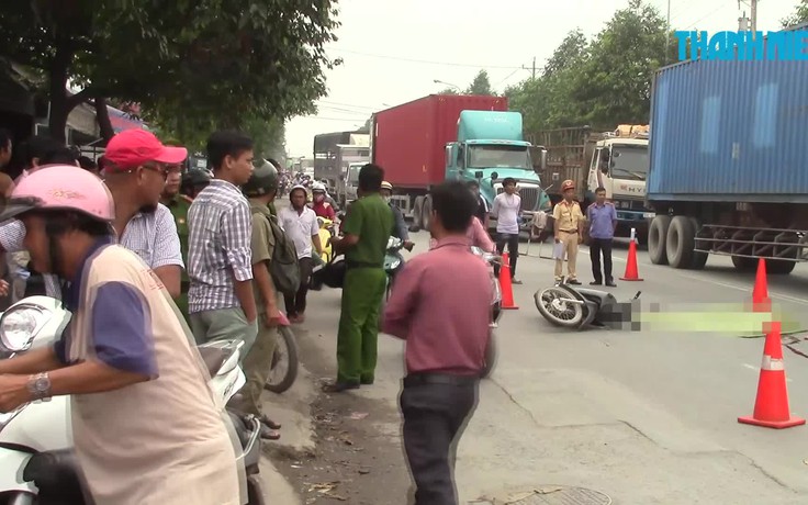 Nữ công nhân bị xe container cán chết trên đường đến công ty