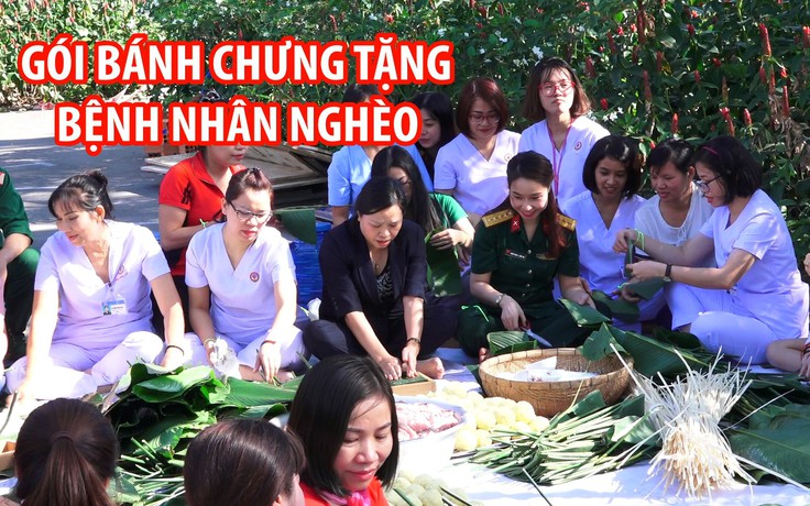 Bác sĩ gói bánh chưng tặng bệnh nhân nghèo đón tết