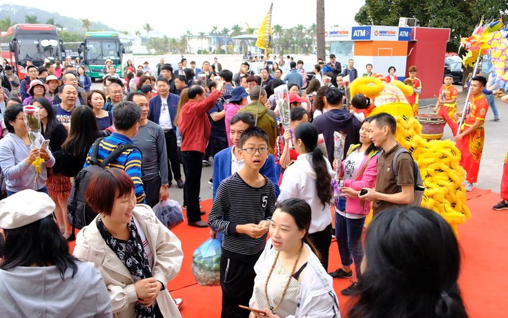Gần 8.000 du khách xông đất kỳ quan vịnh Hạ Long