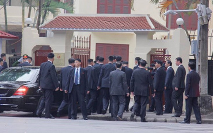 Chủ tịch Kim Jong-un thăm đại sứ quán Triều Tiên