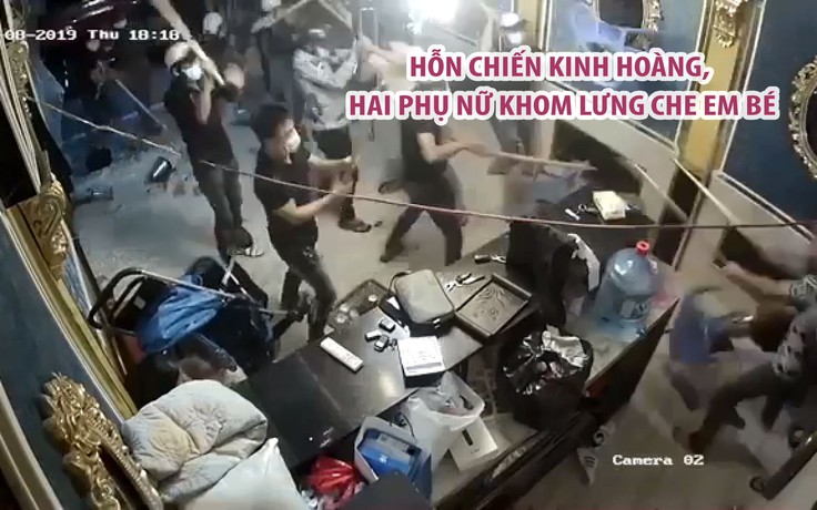 Hỗn chiến kinh hoàng tại một nhà hàng ở TP.HCM, 2 người phụ nữ khom lưng che em bé