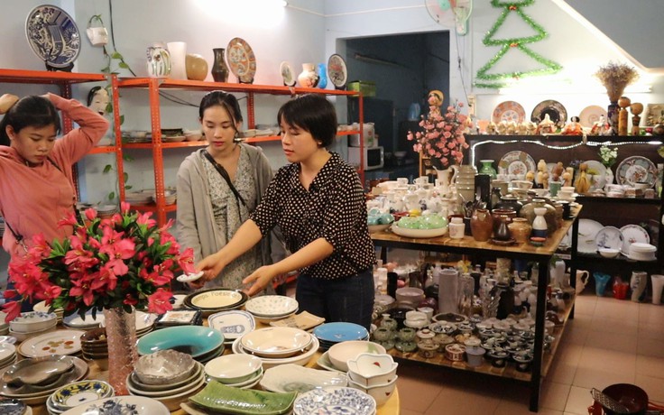 Người Sài Gòn thích thú với gốm Nhật Bản đồng giá 80 ngàn/kg