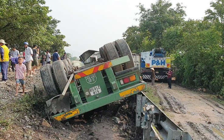 Va với tàu hỏa, xe container đứt đôi