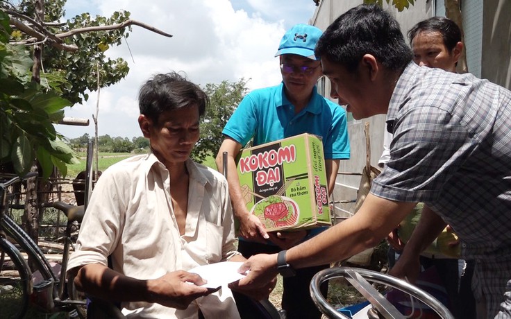 Công đoàn Báo Thanh Niên trao quà cho bà con nghèo ở Bến Tre