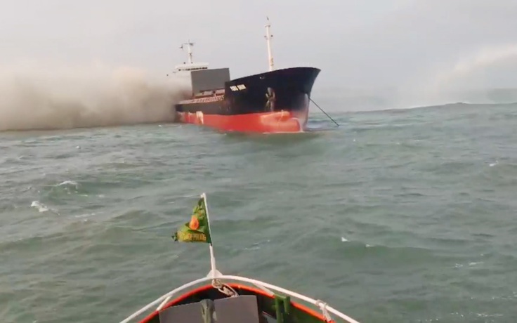 Chữa cháy tàu Trung Quốc chở gần 5.000 tấn sắt phế liệu trên biển Vũng Tàu