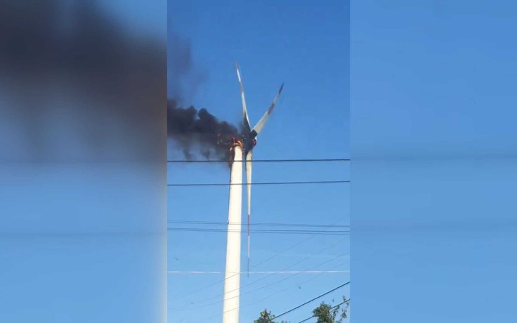 Cháy dữ dội trụ điện gió 70 tỉ đồng cao 80 mét ở Bình Thuận