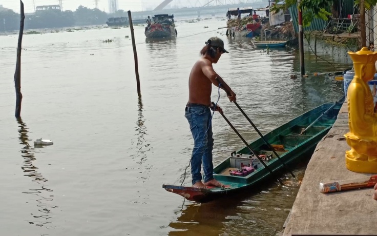 Sợ thả cá phóng sanh xong bị bắt lại, nhiều người thuê xuồng ra giữa sông để thả