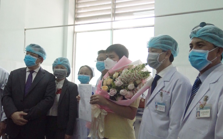 Bệnh nhân người Trung Quốc bị nhiễm vi rút corona nói gì khi xuất viện?