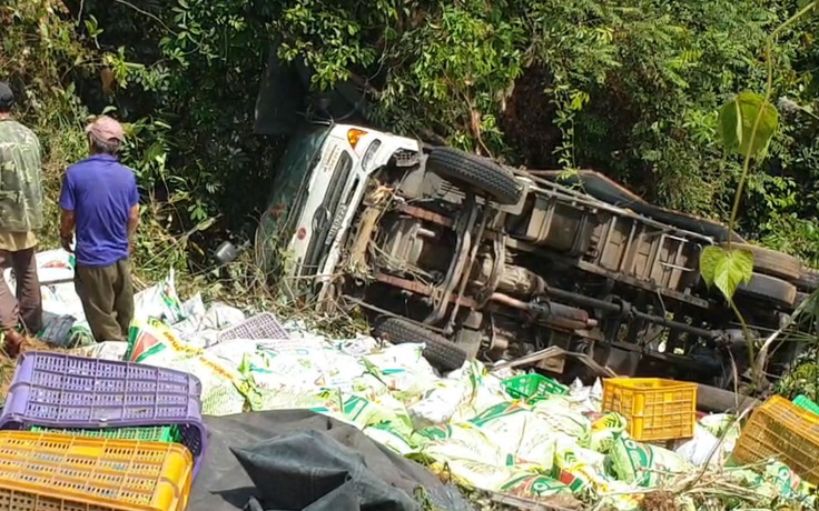 Xe tải lao xuống vực sâu trên đèo Bảo Lộc, tài xế và phụ xe thoát chết