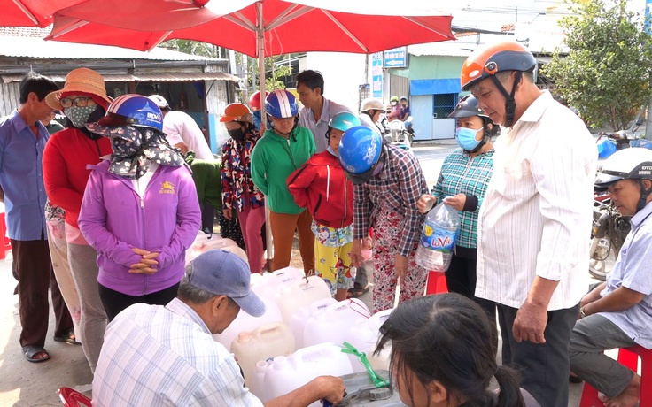 Hàng trăm người kéo đến lấy nước từ giếng khoan rửa xe bỏ lâu