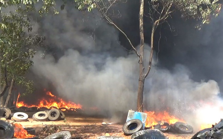 Bãi vỏ xe cũ trong khu quân sự bốc cháy dữ dội khiến người dân hốt hoảng