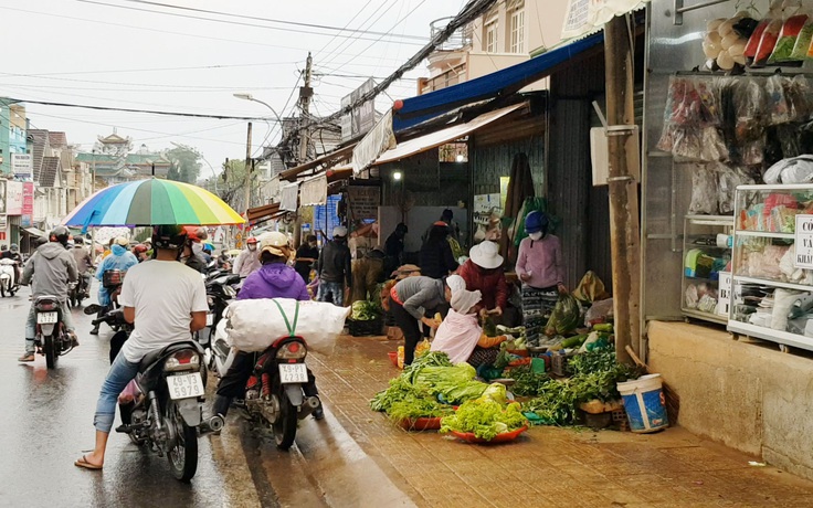 Nỗi lo nhìn từ chợ ven đường ở Đà Lạt trong đại dịch Covid-19