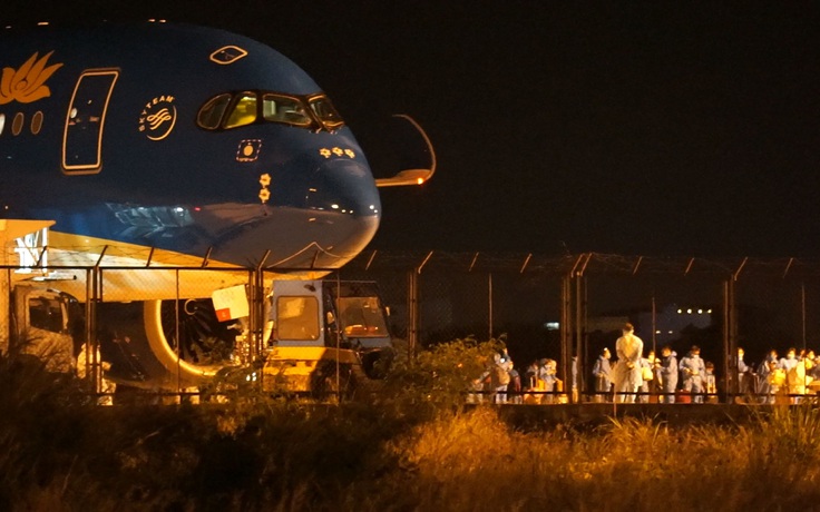 Nửa đêm đón 272 công dân từ Malaysia về sân bay Đà Nẵng