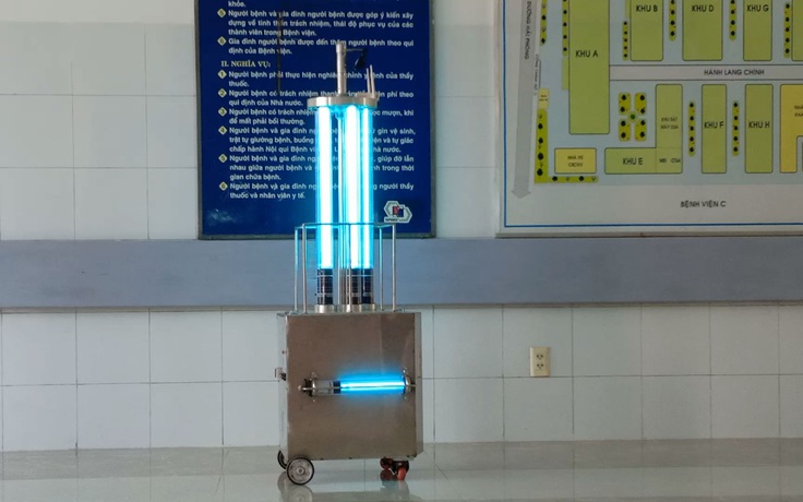 Cận cảnh robot phát tia cực tím phòng chống dịch Covid-19 tại Bệnh viện Đà Nẵng