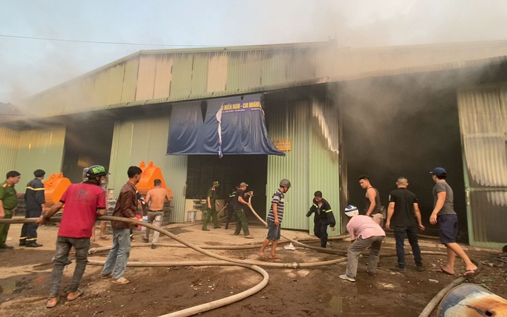 Cháy nhà xưởng chứa máy quạt nước gây thiệt hại hàng tỉ đồng