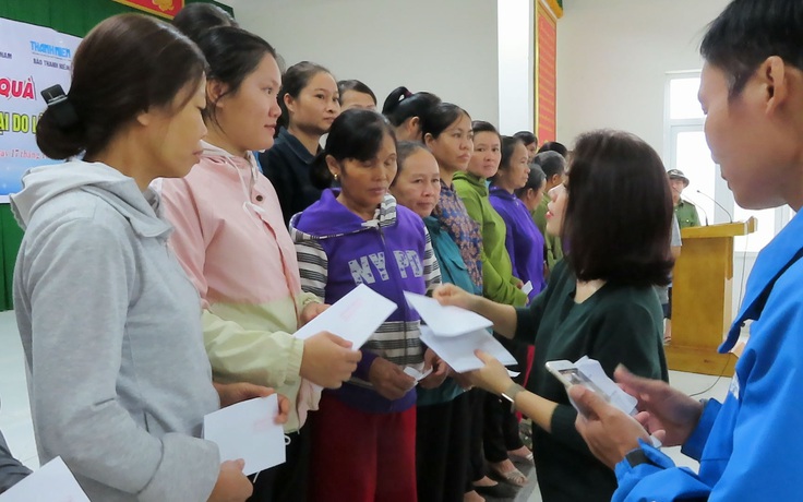 Tiếp tục trao quà hỗ trợ người dân vùng lũ ở Quảng Bình