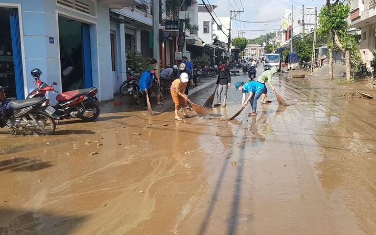 Người Phú Yên ám ảnh vì trận lũ lịch sử nửa đêm ngập lút mái nhà