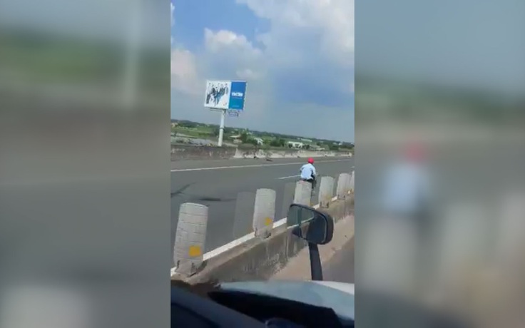 Thót tim cảnh chạy xe máy đối đầu ô tô trên cao tốc TP.HCM – Trung Lương