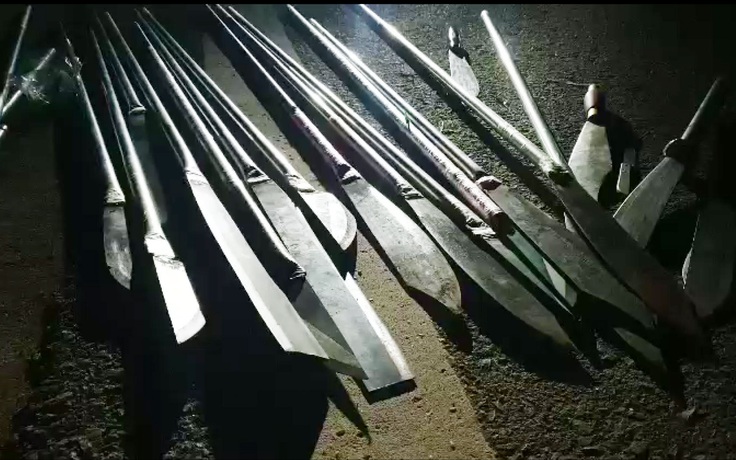 Rùng mình hàng chục thanh, thiếu niên vác mã tấu hẹn nhau hỗn chiến