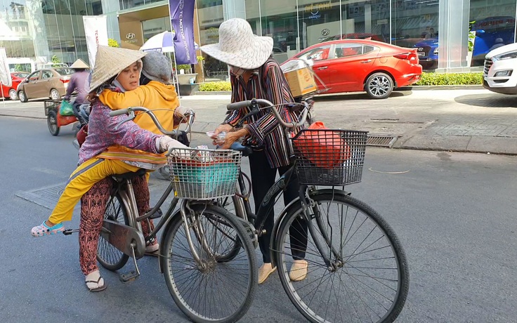Chuyến du lịch Sài Gòn trên xe đạp của mẹ, con gái và 30 tờ vé số